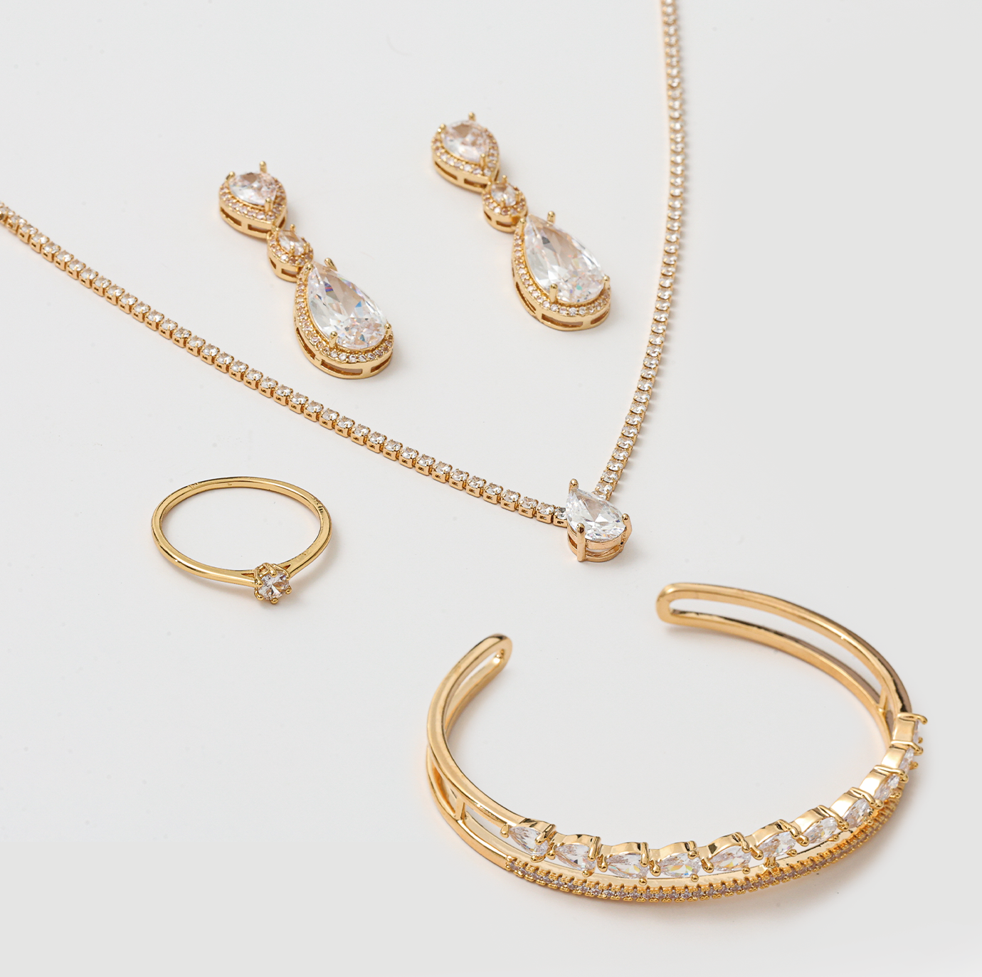 Colar Coração menina com zirconia cravejada em ouro