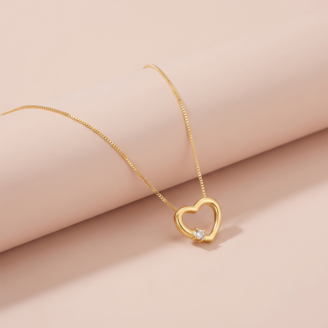Colar coração vazado com zircônia em banho ouro 18k, semijoia feminina hipoalergênica.