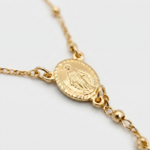 Pulseira terço com medalha e cruz em banho ouro 18k, semijoia hipoalergênica de inspiração religiosa.