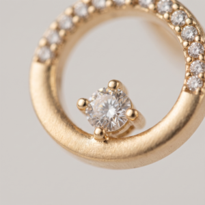Brinco círculo com zircônia central banho ouro 18k hipoalergênico com design delicado e acabamento refinado