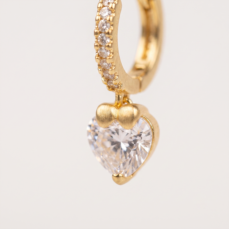 Brinco Argola com Zircônia Redonda Banho Ouro 18k Brinco argola com zircônia redonda banho ouro 18k hipoalergênico com acabamento elegante e brilho intenso