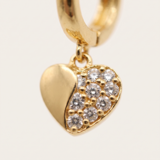 Brinco argola com pingente de coração e zircônias banho ouro 18k, acabamento polido e hipoalergênico.