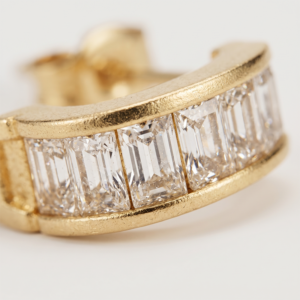 Brinco com zircônia baguete em argola e pino banho ouro 18k, acabamento polido e hipoalergênico.