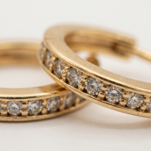 Brinco argola com zircônias banho ouro 18k tamanho M, acabamento polido e hipoalergênico.