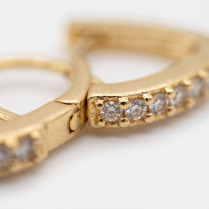 Brinco argola triangular com zircônias banho ouro 18k tamanho M, hipoalergênico e sofisticado.