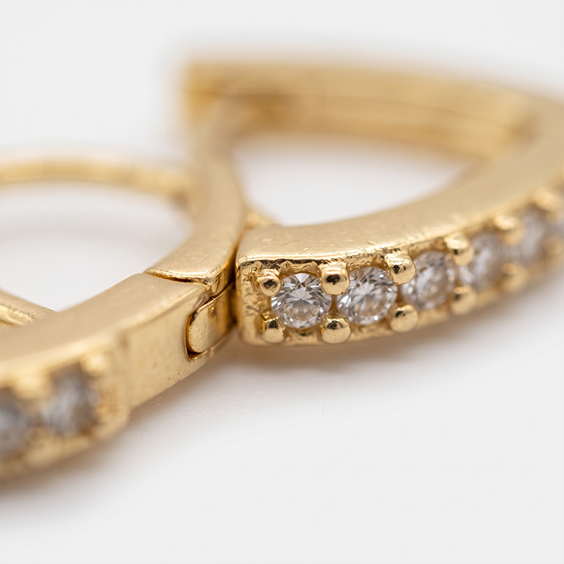 Brinco Argola Triangular com Zircônias Ouro 18k M Brinco argola triangular com zircônias banho ouro 18k tamanho M, hipoalergênico e sofisticado.