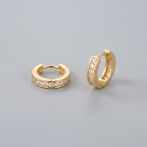 Brinco argola para cartilagem com zircônias tamanho P banho ouro 18k semijoia hipoalergênica