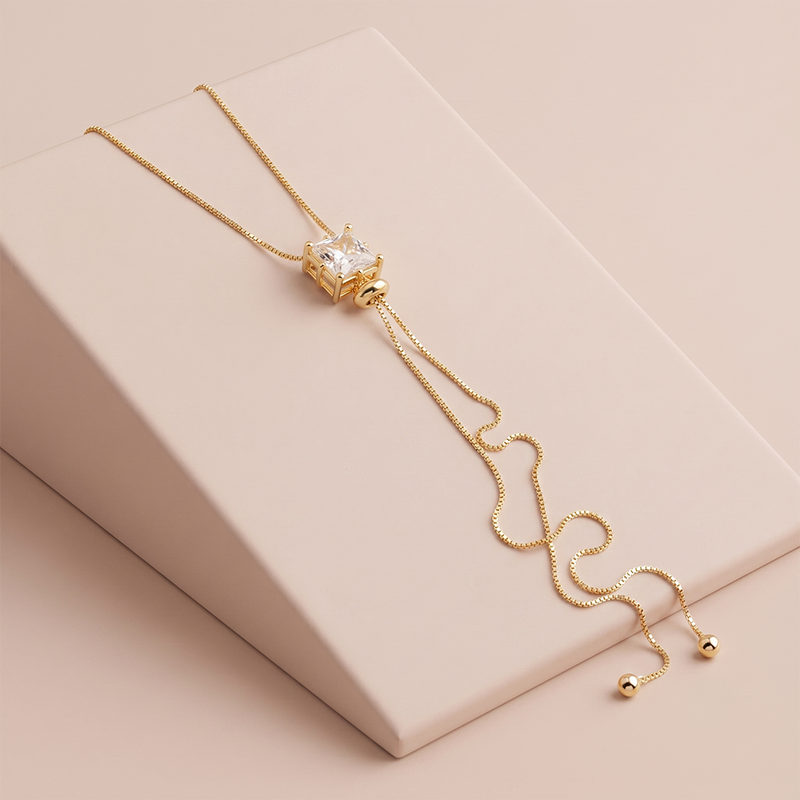 Colar Regulável com Zircônia Quadrada Banho Ouro 18k Colar regulável com zircônia quadrada transparente banho ouro 18k hipoalergênico para mulheres