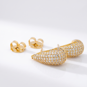 Brinco gota com zircônias e banho ouro 18k, semijoia feminina hipoalergênica com brilho delicado.