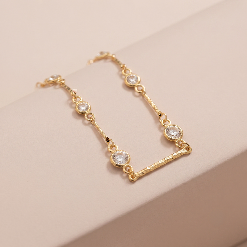 Colar Choker com Zircônias Transparentes Ouro 18K Colar choker com zircônias transparentes banho ouro 18k hipoalergênico