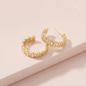 Brinco argola com zircônias e pino em banho ouro 18k, semijoia feminina hipoalergênica com brilho elegante.