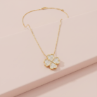 Colar trevo cravejado com zircônias em banho ouro 18k, semijoia feminina hipoalergênica e sofisticada.