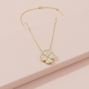 Colar trevo cravejado com zircônias em banho ouro 18k, semijoia feminina hipoalergênica e sofisticada.