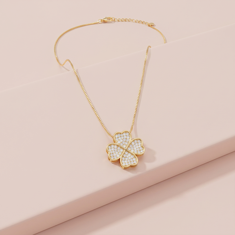 Colar Trevo Cravejado com Zircônias Ouro 18k Colar trevo cravejado com zircônias em banho ouro 18k, semijoia feminina hipoalergênica e sofisticada.