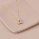 Colar letra A com zircônias banhado a ouro 18k hipoalergênico com brilho delicado.