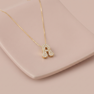 Colar letra A com zircônias banhado a ouro 18k hipoalergênico com brilho delicado.