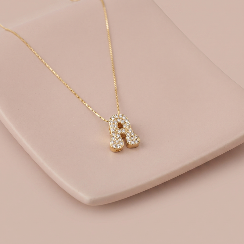 Colar Letra A com Zircônias Banho Ouro 18k Colar letra A com zircônias banhado a ouro 18k hipoalergênico com brilho delicado.