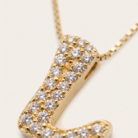 Colar letra L com zircônias banhado a ouro 18k hipoalergênico com acabamento delicado.