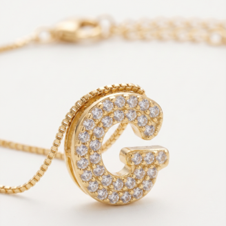 Colar letra G com zircônias banhado a ouro 18k hipoalergênico com acabamento delicado.