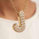 Colar letra J com zircônias banhado a ouro 18k hipoalergênico com acabamento delicado.