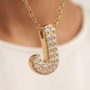 Colar letra J com zircônias banhado a ouro 18k hipoalergênico com acabamento delicado.