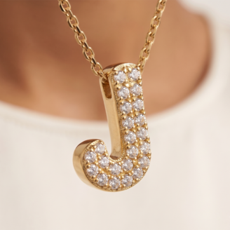 Colar letra J com zircônias banhado a ouro 18k hipoalergênico com acabamento delicado.