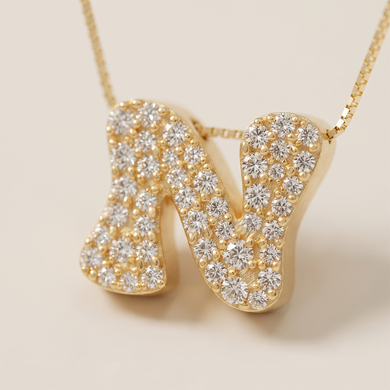 Colar Letra N com Zircônias Banho Ouro 18k Colar letra N com zircônias banhado a ouro 18k hipoalergênico com acabamento delicado.