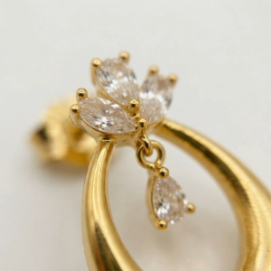 Brinco gota vazada com zircônias banhado a ouro 18k hipoalergênico com acabamento delicado.