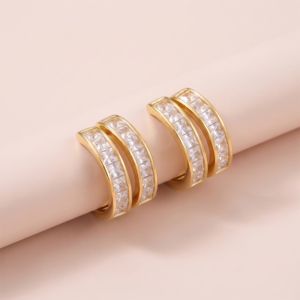 Brinco argola com zircônias baguete banhado a ouro 18k hipoalergênico com acabamento delicado.