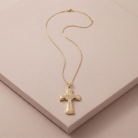 Colar cruz cravejada com zircônias banhado a ouro 18k hipoalergênico com acabamento delicado.