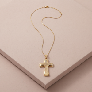 Colar cruz cravejada com zircônias banhado a ouro 18k hipoalergênico com acabamento delicado.