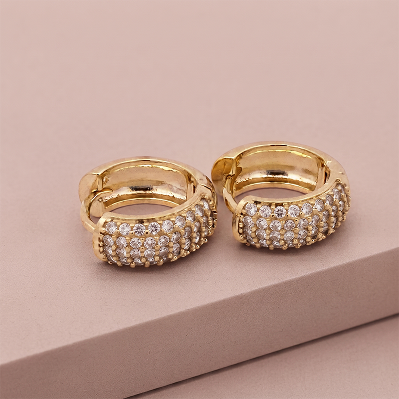 Brinco argola com zircônias banho ouro 18k Brinco argola com zircônias em banho ouro 18k hipoalergênico Sejabelle Semijoias