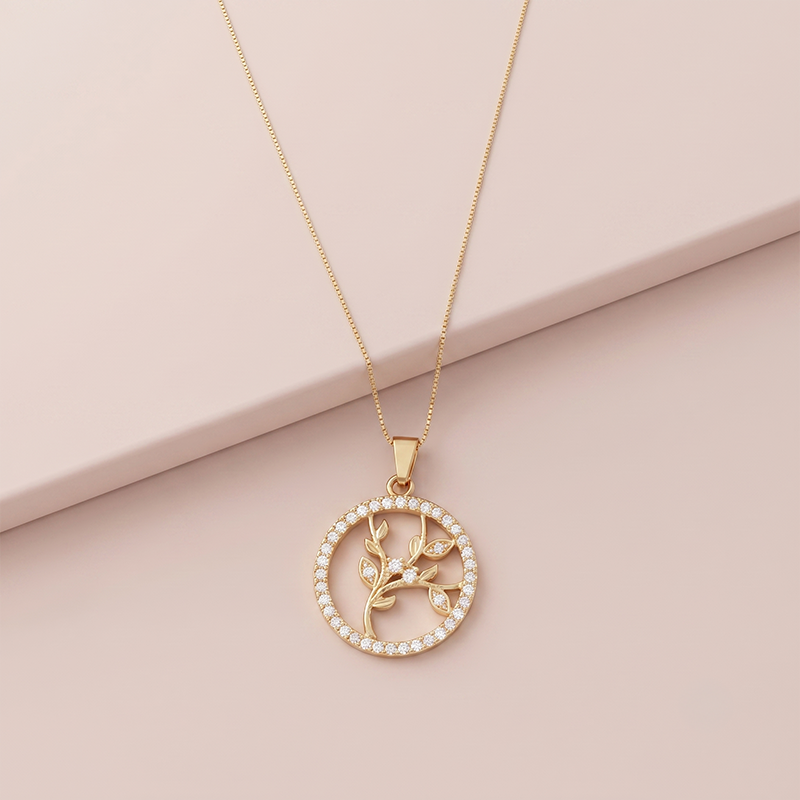 Colar Árvore da Vida com Zircônias Ouro 18k Colar árvore da vida com zircônias transparentes em banho ouro 18k, semijoia feminina hipoalergênica.