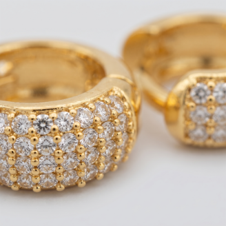 Brinco argola com zircônias banho ouro 18k hipoalergênico
