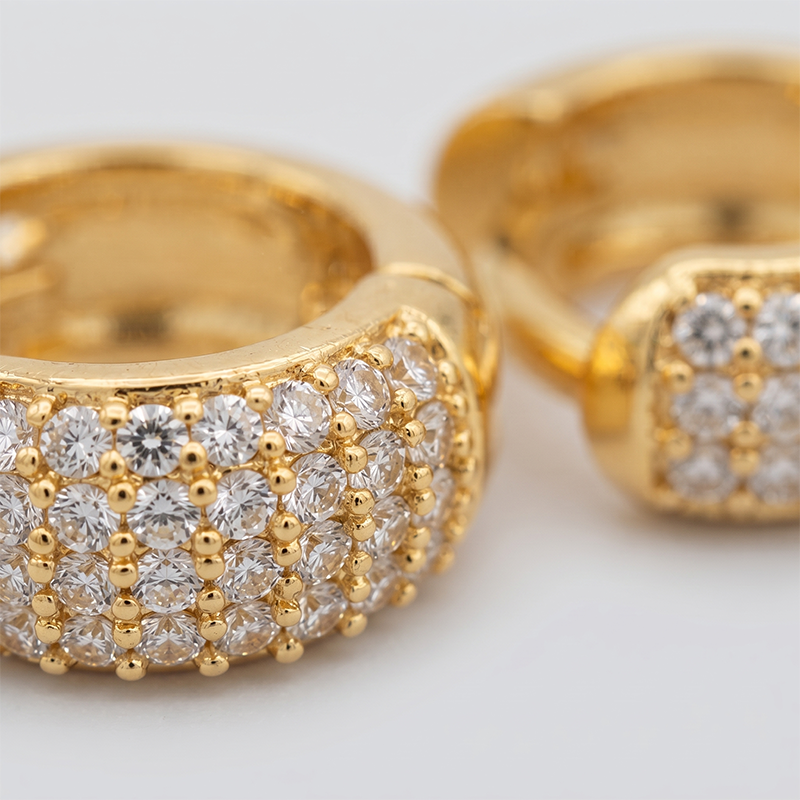 Brinco argola com zircônias banho ouro 18k Brinco argola com zircônias banho ouro 18k hipoalergênico