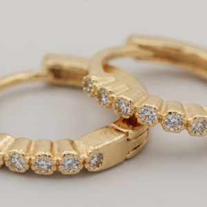 Brinco argola média com zircônias cravejadas banho ouro 18k hipoalergênico