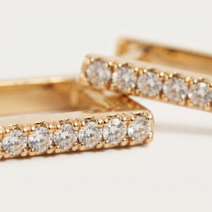 Brinco argola quadrada com zircônias banho ouro 18k tamanho G hipoalergênico