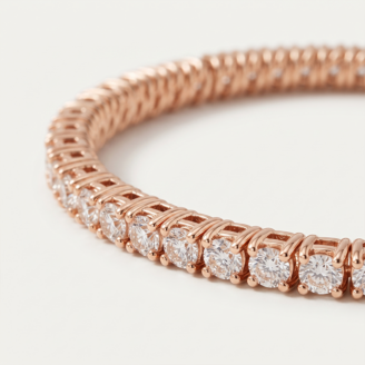 Pulseira bracelete com zircônias transparentes em banho ouro 18k, semijoia hipoalergênica elegante.