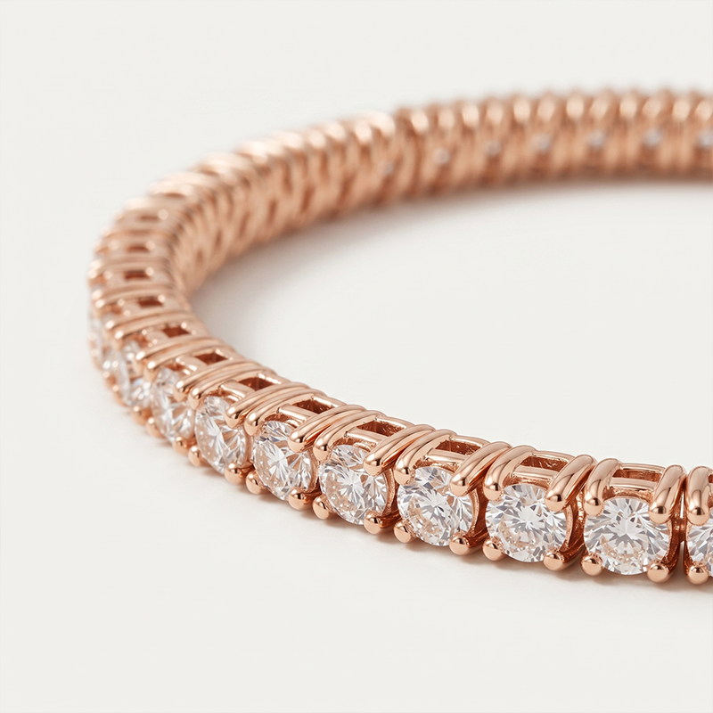 Pulseira Bracelete com Zircônias Ouro 18k Pulseira bracelete com zircônias transparentes em banho ouro 18k, semijoia hipoalergênica elegante.
