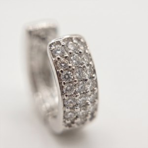 Brinco argola com zircônias banho ródio tamanho P hipoalergênico com acabamento elegante