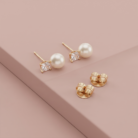 Brinco pérola com zircônia quadrada banho ouro 18k, acabamento polido e hipoalergênico.