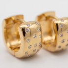 Brinco argola com zircônias cravejadas banho ouro 18k, acabamento polido e hipoalergênico.