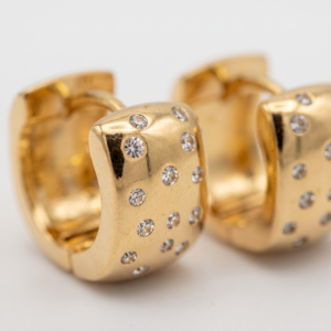 Brinco argola com zircônias cravejadas banho ouro 18k, acabamento polido e hipoalergênico.