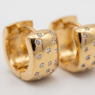 Brinco argola com zircônias cravejadas banho ouro 18k, acabamento polido e hipoalergênico.