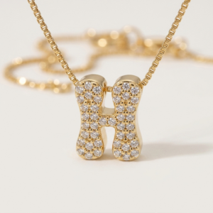 Colar letra H com zircônias banho ouro 18k, acabamento polido e hipoalergênico.