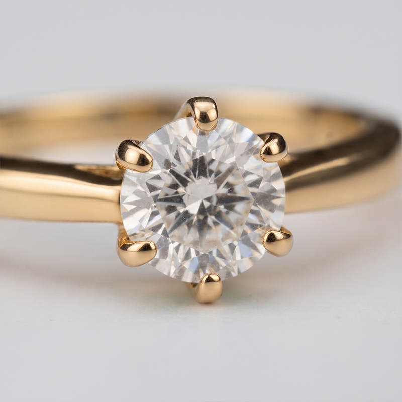 Anel Solitário com Zircônia Ouro 18k Tam. 22 Anel solitário com zircônia banho ouro 18k tamanho 22, acabamento polido e hipoalergênico.
