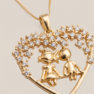 Colar coração com menino e menina em zircônias, banho ouro 18k