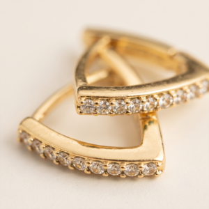 Brinco argola triangular com zircônias banho ouro 18k semijoia hipoalergênica