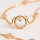 Colar círculo vazado com zircônias em banho ouro 18k hipoalergênico para mulheres.