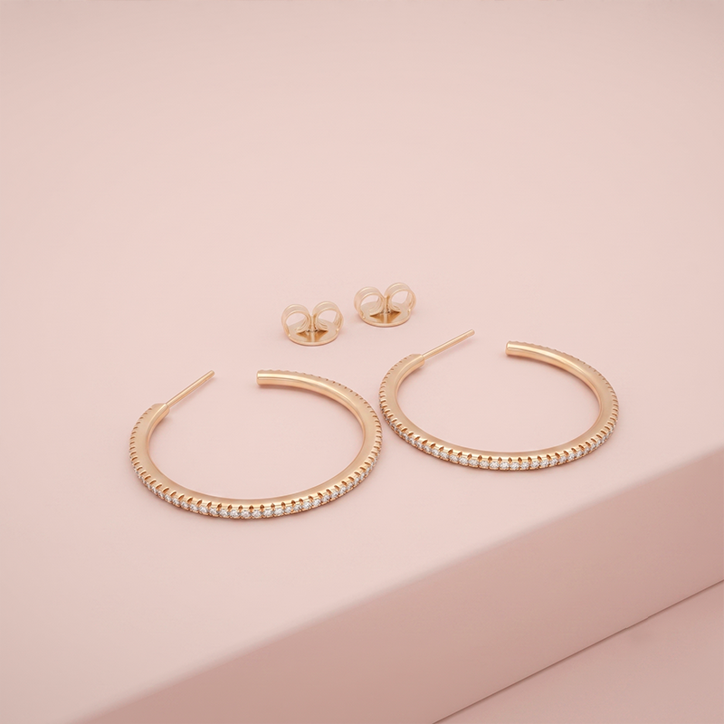 Brinco Argola com Zircônias Ouro 18k – M Brinco argola com zircônias tamanho M em banho ouro 18k hipoalergênico para mulheres.